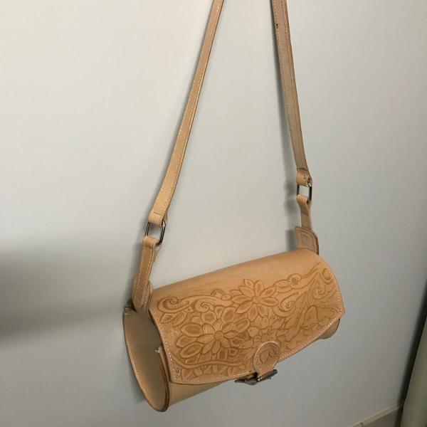 Handtas is dik, blank leder. ( 3 mm )